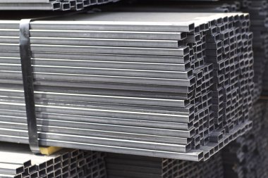 Metal ürünler deposundaki paketlerde dikdörtgen kesitlerin metal profil borusu