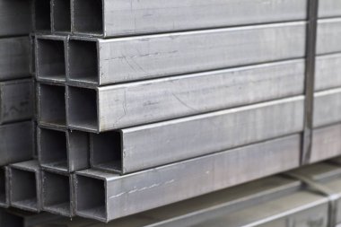 Metal ürünler deposundaki paketlerde dikdörtgen kesitlerin metal profil borusu