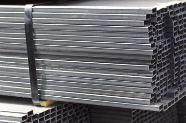 Metal ürünler deposundaki paketlerde dikdörtgen kesitlerin metal profil borusu