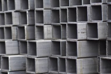 Metal ürünler deposundaki paketlerde dikdörtgen kesitlerin metal profil borusu