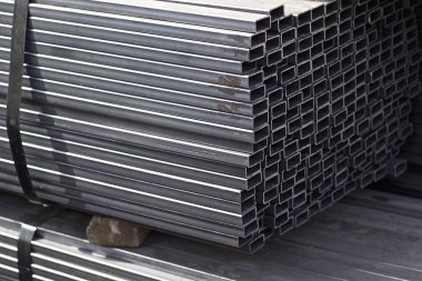 Metal ürünler deposundaki paketlerde dikdörtgen kesitlerin metal profil borusu