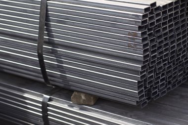 Metal ürünler deposundaki paketlerde dikdörtgen kesitlerin metal profil borusu