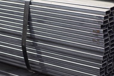 Metal ürünler deposundaki paketlerde dikdörtgen kesitlerin metal profil borusu