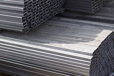 Metal ürünler deposundaki paketlerde dikdörtgen kesitlerin metal profil borusu