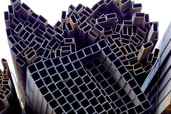 Металлический профиль трубы прямоугольного поперечного сечения в упаковках на складе металлопродукции — стоковое фото