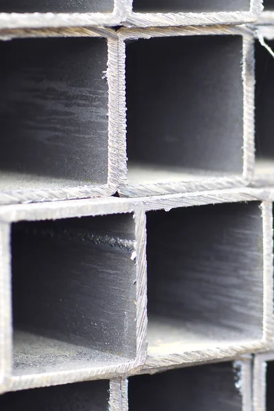 Metal ürünler deposundaki paketlerde dikdörtgen kesitlerin metal profil borusu