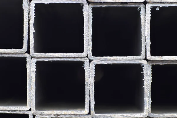 Metal ürünler deposundaki paketlerde dikdörtgen kesitlerin metal profil borusu