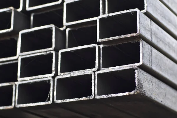 Metalen profielpijp met rechthoekige doorsnede in verpakkingen in het magazijn van metalen producten — Stockfoto