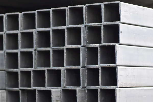 Metal ürünler deposundaki paketlerde dikdörtgen kesitlerin metal profil borusu