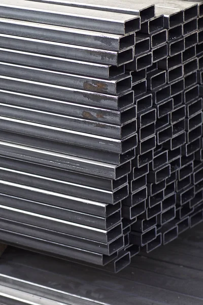 Metallprofilrohr mit rechteckigem Querschnitt in Packungen im Lager für Metallprodukte — Stockfoto