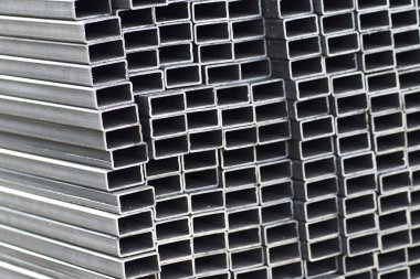 Metal ürünler deposundaki paketlerde dikdörtgen kesitlerin metal profil borusu