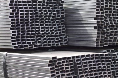 Metal ürünler deposundaki paketlerde dikdörtgen kesitlerin metal profil borusu