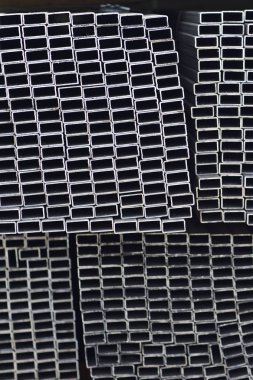 Metal ürünler deposundaki paketlerde dikdörtgen kesitlerin metal profil borusu