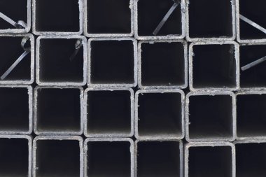 Metal ürünler deposundaki paketlerde dikdörtgen kesitlerin metal profil borusu