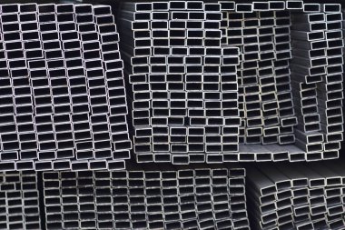 Metal ürünler deposundaki paketlerde dikdörtgen kesitlerin metal profil borusu