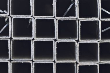 Metal ürünler deposundaki paketlerde dikdörtgen kesitlerin metal profil borusu