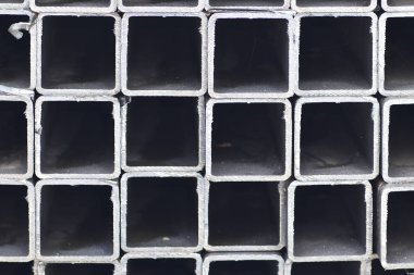 Metal ürünler deposundaki paketlerde dikdörtgen kesitlerin metal profil borusu