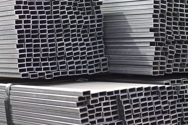 Metal ürünler deposundaki paketlerde dikdörtgen kesitlerin metal profil borusu — Stok fotoğraf