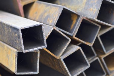 Metal ürünler deposundaki paketlerde dikdörtgen kesitlerin metal profil borusu