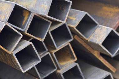 Metal ürünler deposundaki paketlerde dikdörtgen kesitlerin metal profil borusu