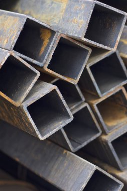 Metal ürünler deposundaki paketlerde dikdörtgen kesitlerin metal profil borusu