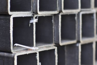 Metal ürünler deposundaki paketlerde dikdörtgen kesitlerin metal profil borusu