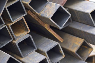 Metal ürünler deposundaki paketlerde dikdörtgen kesitlerin metal profil borusu