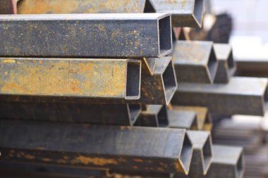Metal ürünler deposundaki paketlerde dikdörtgen kesitlerin metal profil borusu