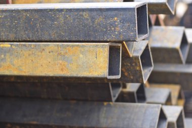 Metal ürünler deposundaki paketlerde dikdörtgen kesitlerin metal profil borusu