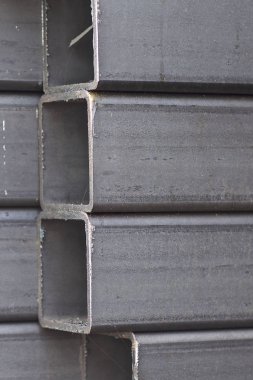 Metal ürünler deposundaki paketlerde dikdörtgen kesitlerin metal profil borusu