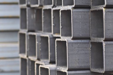 Metal ürünler deposundaki paketlerde dikdörtgen kesitlerin metal profil borusu