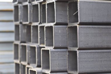 Metal ürünler deposundaki paketlerde dikdörtgen kesitlerin metal profil borusu