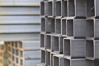 Metal ürünler deposundaki paketlerde dikdörtgen kesitlerin metal profil borusu