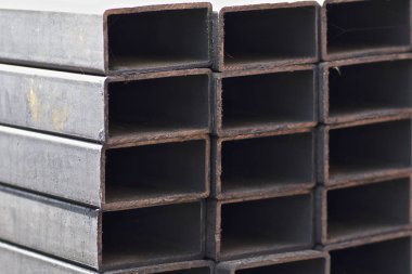 Metal ürünler deposundaki paketlerde dikdörtgen kesitlerin metal profil borusu