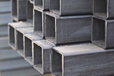 Metal ürünler deposundaki paketlerde dikdörtgen kesitlerin metal profil borusu