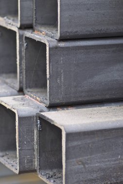 Metal ürünler deposundaki paketlerde dikdörtgen kesitlerin metal profil borusu