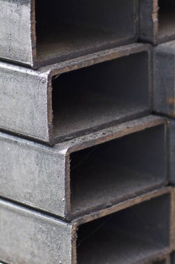 Metal ürünler deposundaki paketlerde dikdörtgen kesitlerin metal profil borusu