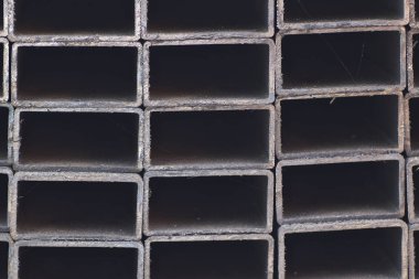 Metal ürünler deposundaki paketlerde dikdörtgen kesitlerin metal profil borusu