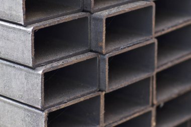 Metal ürünler deposundaki paketlerde dikdörtgen kesitlerin metal profil borusu