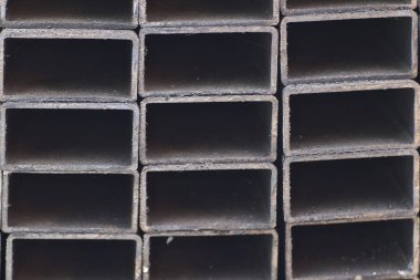 Metal ürünler deposundaki paketlerde dikdörtgen kesitlerin metal profil borusu