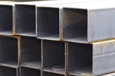 Metal ürünler deposundaki paketlerde dikdörtgen kesitlerin metal profil borusu