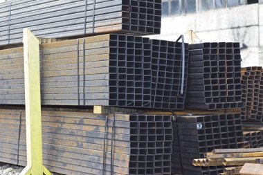 Metal ürünler deposundaki paketlerde dikdörtgen kesitlerin metal profil borusu