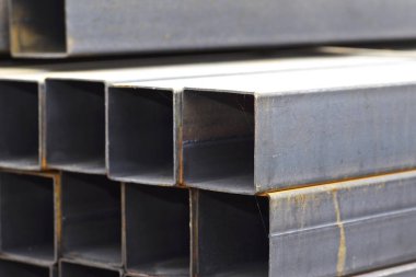 Metal ürünler deposundaki paketlerde dikdörtgen kesitlerin metal profil borusu