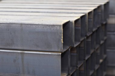 Metal ürünler deposundaki paketlerde dikdörtgen kesitlerin metal profil borusu