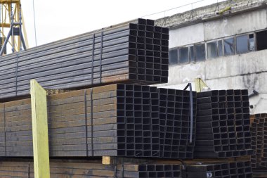 Metal ürünler deposundaki paketlerde dikdörtgen kesitlerin metal profil borusu