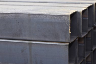 Metal ürünler deposundaki paketlerde dikdörtgen kesitlerin metal profil borusu