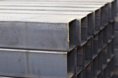 Metal ürünler deposundaki paketlerde dikdörtgen kesitlerin metal profil borusu