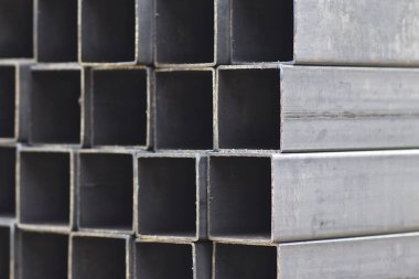 Metal ürünler deposundaki paketlerde dikdörtgen kesitlerin metal profil borusu