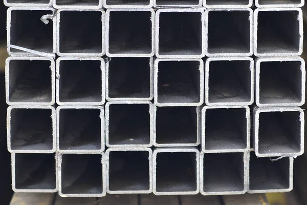 Μεταλλικός σωλήνας ορθογώνιας διατομής σε συσκευασίες στην αποθήκη μεταλλικών προϊόντων — Φωτογραφία Αρχείου