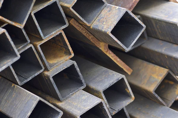 Tubo de perfil metálico de sección transversal rectangular en paquetes en el almacén de productos metálicos — Foto de Stock